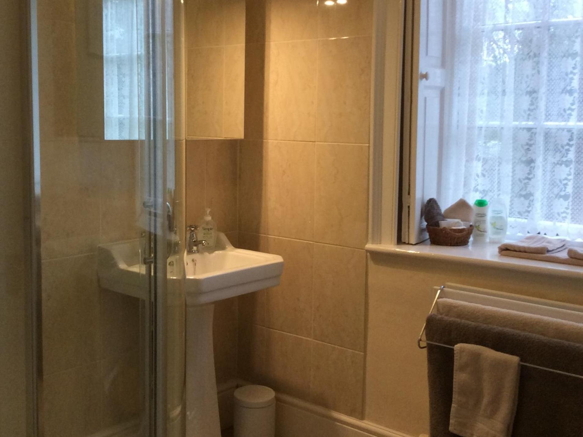 Marshwood Farm B&B And Shepherds Hut Dinton  الغرفة الصورة