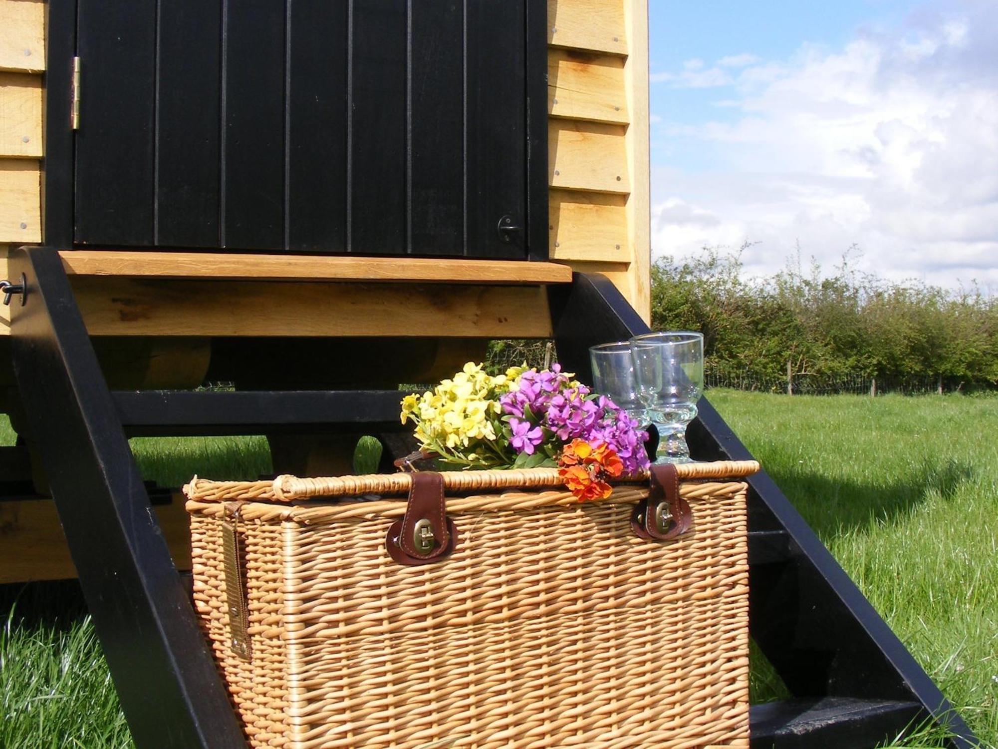 Marshwood Farm B&B And Shepherds Hut Dinton  المظهر الخارجي الصورة